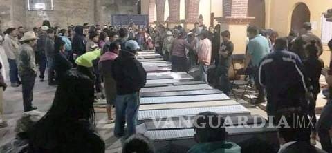 $!Entierran a las 13 víctimas de Santa María Ecatepec, Oaxaca