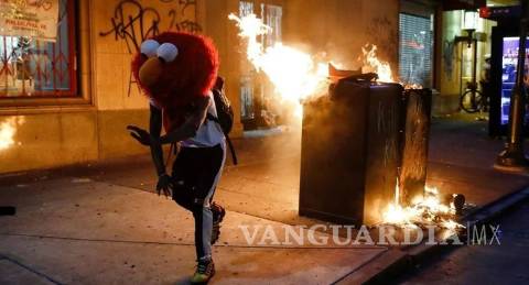Del meme a la vida real... Elmo en llamas se suma a las protestas por ...