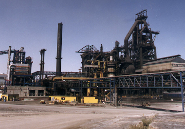 AHMSA realiza los procesos de transformación para producir acero.