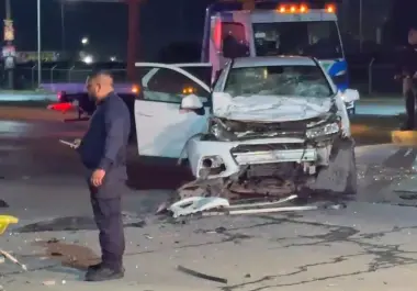 La camioneta Chevrolet Trax presentó severos daños en la parte frontal luego de ser impactada por el auto que salió disparado.