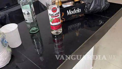 $!Más de 200 menores fueron sorprendidos dentro del inmueble consumiendo vino y cerveza.