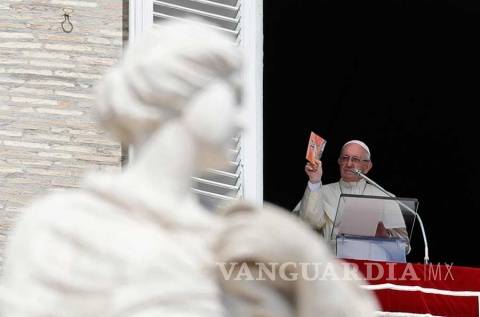 $!El Papa regala miles de crucifijos en la plaza San Pedro
