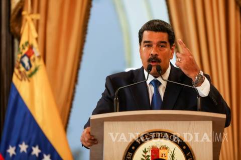 $!Le cortan la luz a Maduro en plena conferencia de prensa