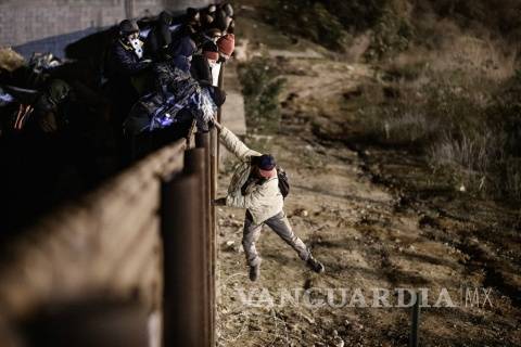 $!Niña migrante cae al intentar cruzar muro fronterizo con EU