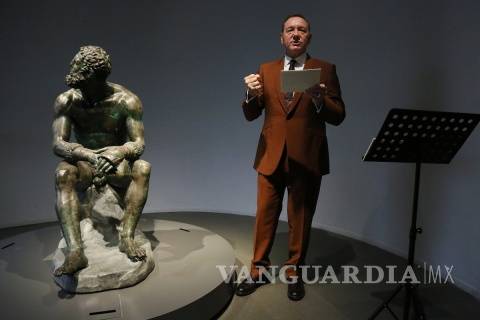 Kevin Spacey acude a acto público y recita un poema