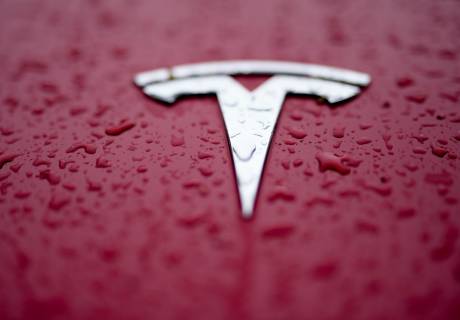 Después de informar pésimas ventas en el primer trimestre, Tesla planea despedir alrededor de una décima parte de su fuerza laboral mientras intenta reducir costos, informaron varios medios de comunicación.