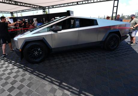Los visitantes observan un Cybertruck 2024 en la exhibición de Tesla en la Electrify Expo, el domingo 14 de julio de 2024, en el norte de Denver.