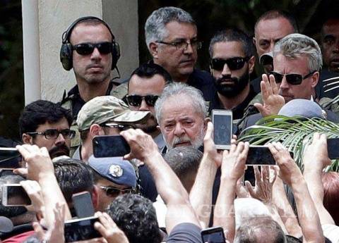 $!Lula da Silva y el emotivo abrazo de su familia antes de volver a prisión
