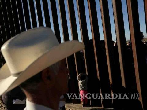 $!Derriban los prototipos del muro fronterizo de Trump