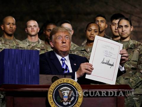 $!Donald Trump firma presupuesto militar anual por 717 mil mdd