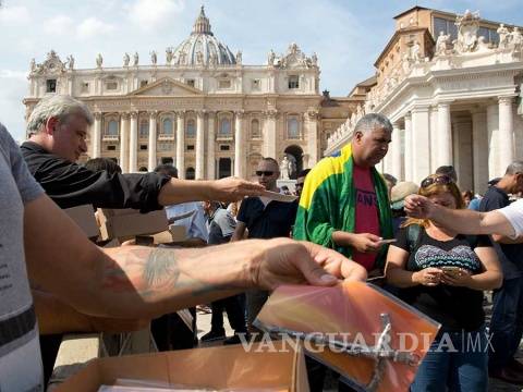 $!El Papa regala miles de crucifijos en la plaza San Pedro