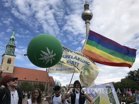 $!Miles reclaman legalización de mariguana en Alemania