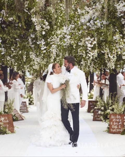 $!La pareja no dejaba de mirarse y dirigirse sonrisas mientras caminaban al altar.