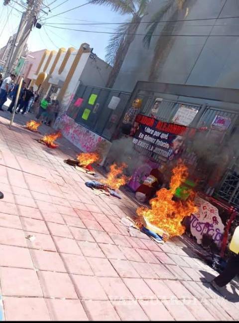$!Las protestas incluyeron fuego, gritos de denuncia y figuras de los jueces hechas cenizas frente al tribunal.