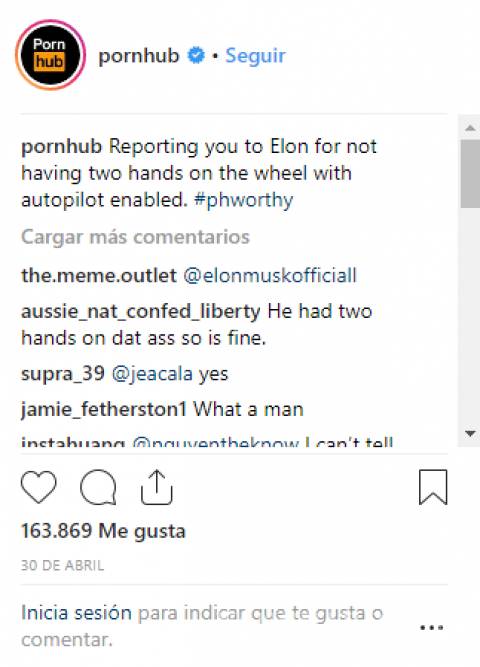 $!Pone su Tesla en piloto automático... ¡y graba video porno en plena calle!