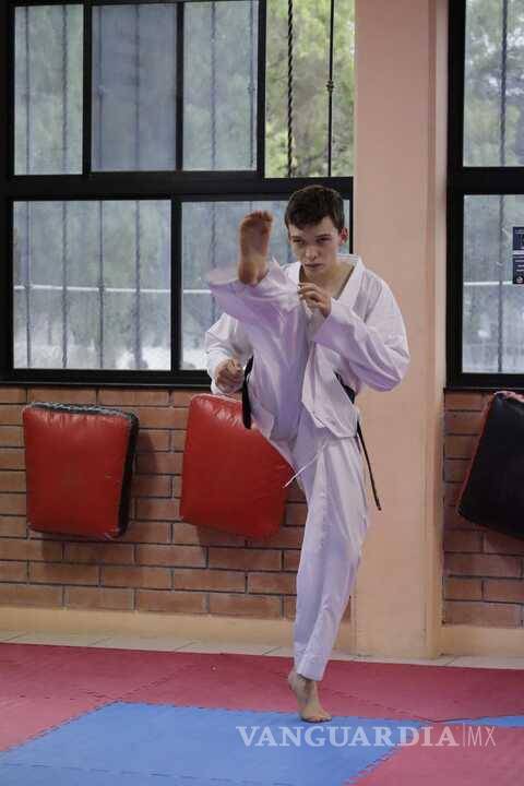 $!Muy motivado y lleno de sueños, karateca saltillense va directo a la cima