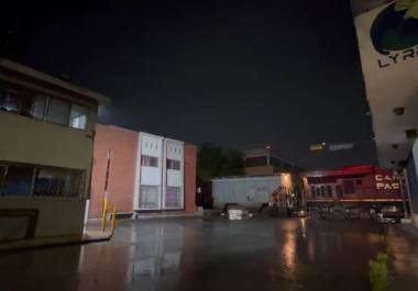 La zona fue acordonada por autoridades mientras se realizaban las labores de rescate y se iniciaban las investigaciones sobre las causas del accidente.