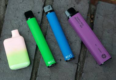 La prohibición replica fracasos históricos como la prohibición del alcohol en los Estados Unidos, favoreciendo el contrabando y la corrupción.