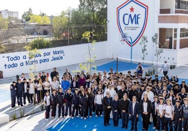 Reinauguración de canchas, presencia de alumnos, docentes, padres de familia y autoridades presentes.