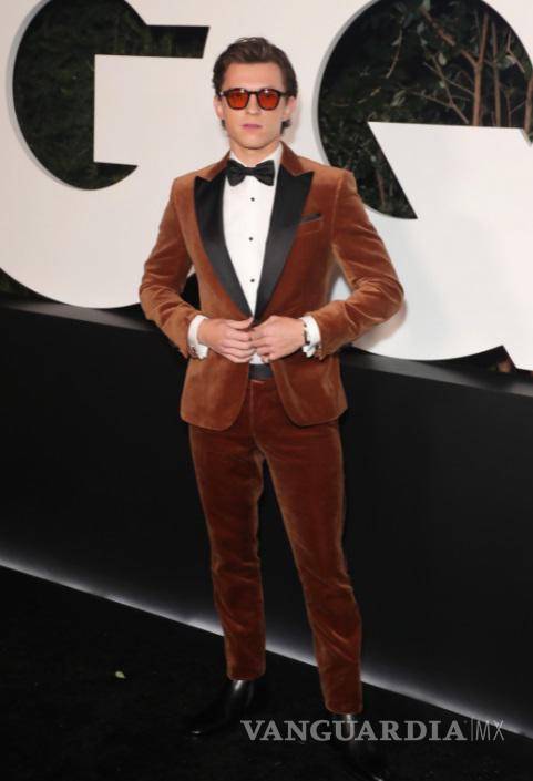 $!Vestido con un traje color café, posó para los fotógrafos Tom Holland.