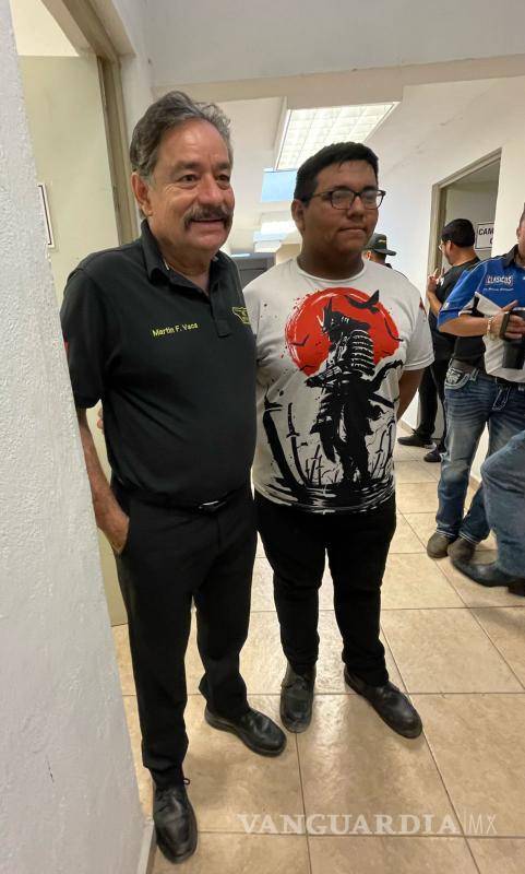 $!“Es parte del show”, dijo Martín Vaca antes de encender los motores especiales, causando asombro entre niños y adultos.