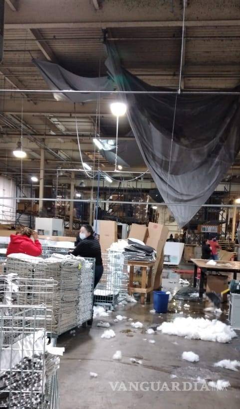 $!Mexicanas trabajando en la planta de HFI entre el agua y la nieve filtradas por el mal estado de la estructura de la nave industrial. Foto: Trabajadores de HFI