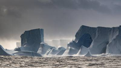 El iceberg está girando cerca de las islas Orcadas del Sur, a unos 603 kilómetros al noreste de la península antártica.