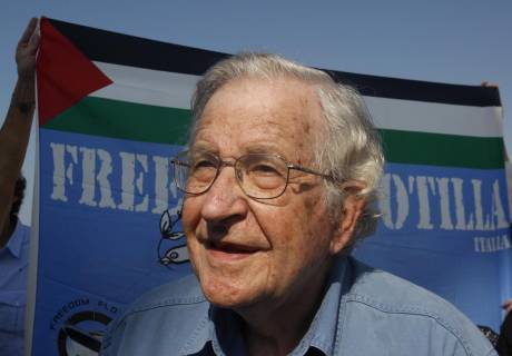 ARCHIVO - En esta foto de archivo del 20 de octubre de 2012, el activista Noam Chomsky participa en una conferencia de prensa en el puerto de Ciudad de Gaza para apoyar una flota con destino a Gaza. (AP Foto/Hatem Moussa, Archivo)