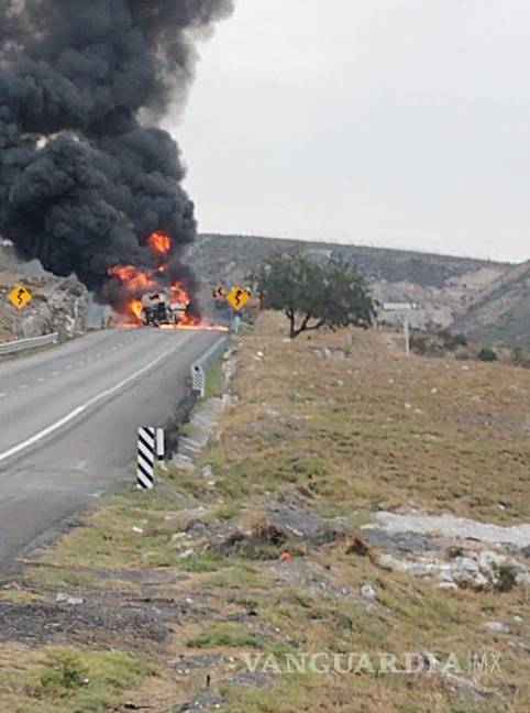 $!Camión de pasajeros se incendia en la carretera libre Monterrey-Saltillo
