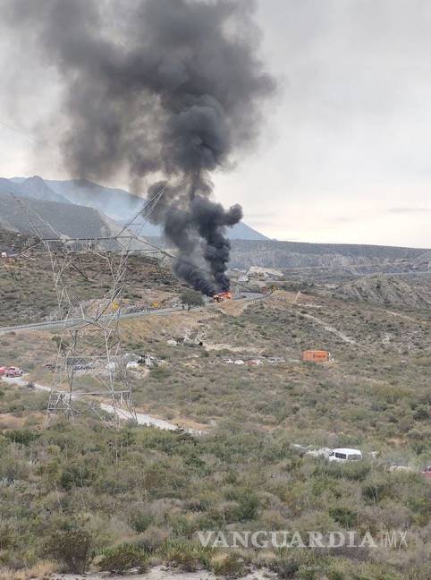$!Camión de pasajeros se incendia en la carretera libre Monterrey-Saltillo