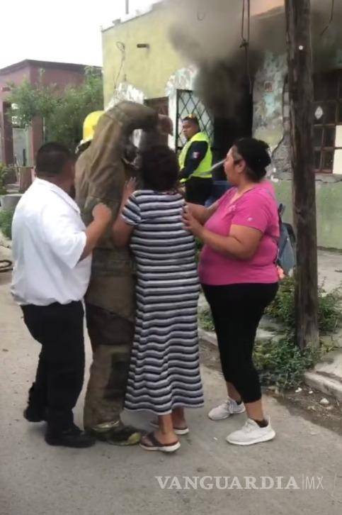 $!Un elemento de Bomberos descubrió durante la emergencia que una de las casas incendiadas pertenecía a su abuela.
