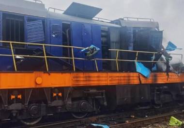 En esta fotografía, facilitada por la Oficina de Prensa de la Compañía Ferroviaria Ucraniana Ukrzaliznytsia, se observa una locomotora dañada en un ataque con drones rusos en la estación de tren de Yahodyn, cerca de la frontera de Ucrania con Polonia, el domingo 13 de septiembre de 2026.
