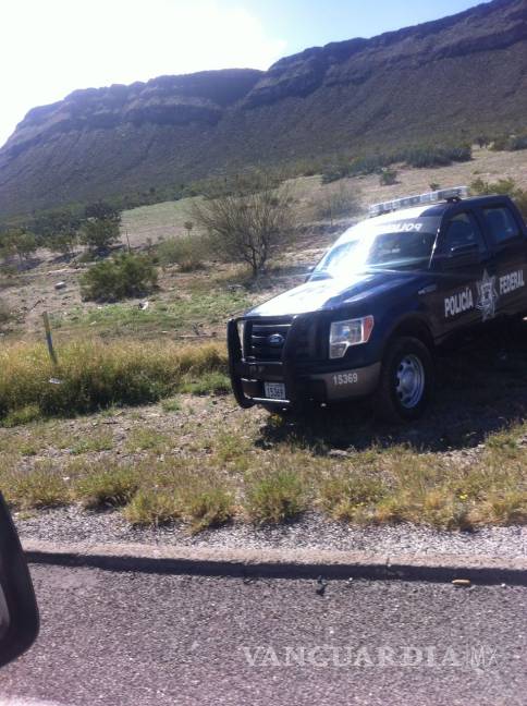 $!¡Conductor pierde el control! Pipa sale de la carretera Torreón-Saltillo