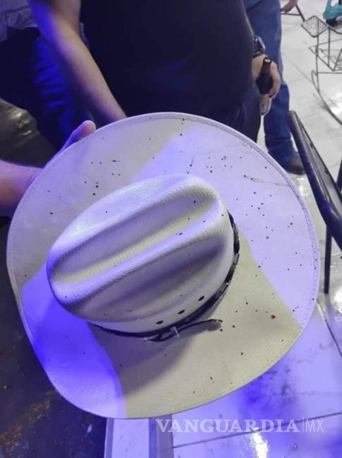$!El sombrero de uno de los parroquianos terminó salpicado de sangre.