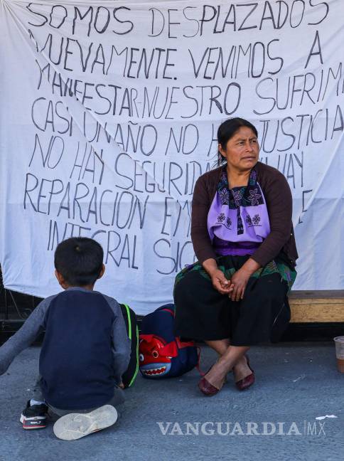 $!Indígenas desplazados de la comunidad de Chenalhó se manifiestaron en Tuxtla Gutiérrez para exigir que el Gobierno mexicano reconozca el desplazamiento forzado por la violencia que viven en Chiapas | Foto: EFE