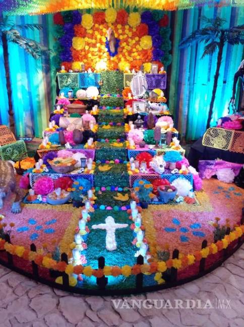 $!¿Ya viste estos altares en Saltillo? Dedicados a familiares, Walt Disney, Juan Gabriel, Cri-Cri y más (Fotos)