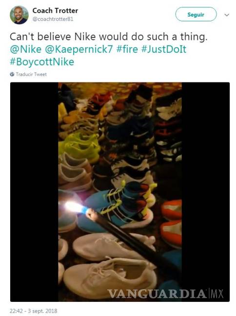 $!Queman tenis Nike por polémica campaña de Colin Kaepernick; acciones de la empresa van en picada