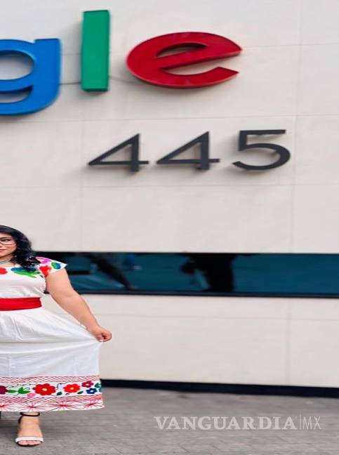 $!La programadora indígena Gabriela Salas posando en las instalaciones de Google, en la Ciudad de México.