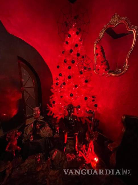 $!Saltillo: ¿Navidad o ‘Navidarks’? Así es el pino del Museo del Horror