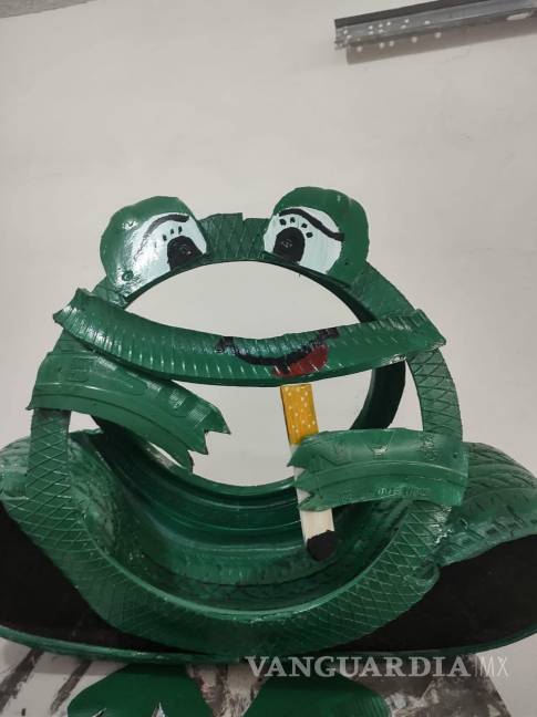 Saltillense elabora con llantas maceteros y hasta salas completas