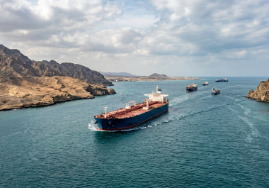 El tránsito por vías internacionales como el Estrecho de Hormuz enfrenta una incertidumbre legal ante las propuestas de EU e Irán de aplicar tasas de paso.