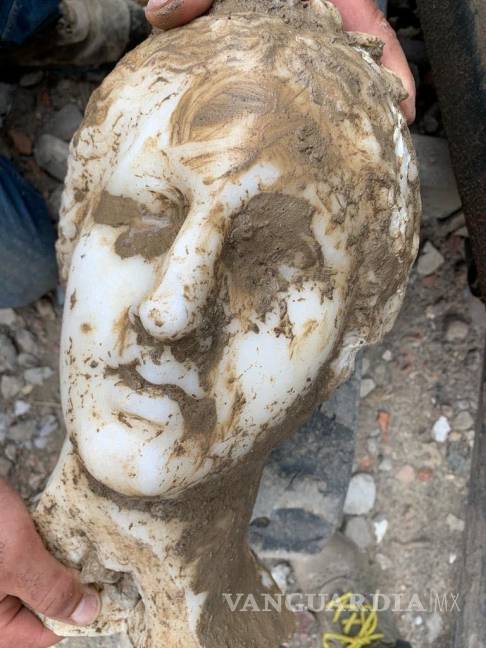 $!Fotografía de una antigua cabeza de mármol, integra y en buen estado, que ha aparecido durante las obras de remodelación de una plaza de Roma.