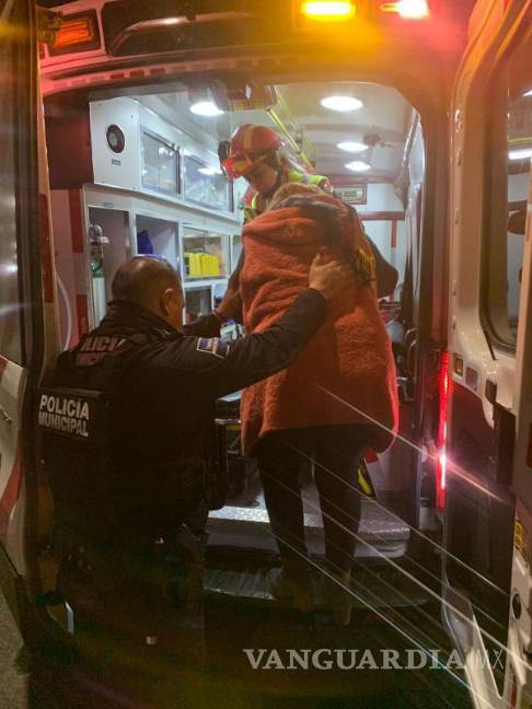 $!Personal médico trasladó a la mujer a la clínica 88 del IMSS para una revisión más completa.