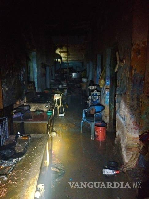 $!Elementos del Cuerpo de Bomberos y vecinos colaboraron en el rescate de los tres afectados.