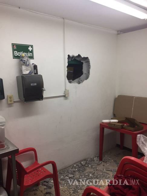 $!Roban 2 negocios en Saltillo; ladrones destruyen una pared a mazazos