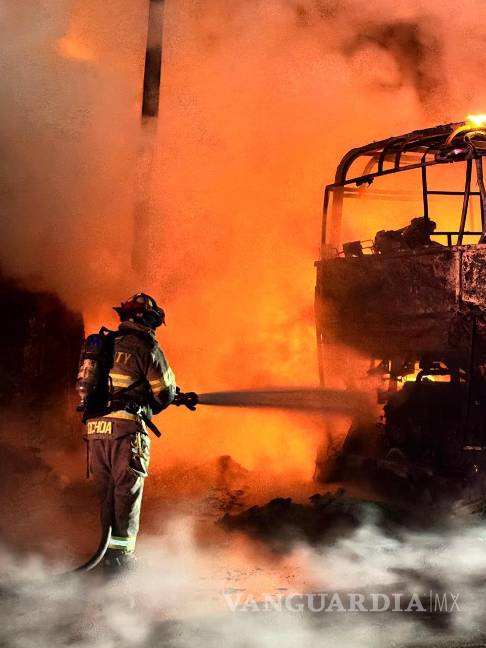 Fuego consume dos autobuses de pasajeros en Monterrey, Nuevo León
