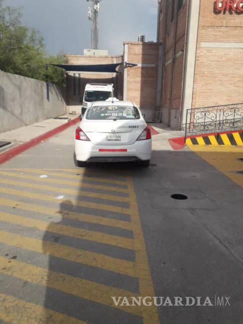 $!El taxista apoyó a la mujer en todo momento.