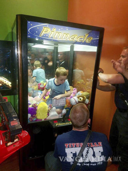 $!Niño queda atrapado en una máquina expendedora de Florida