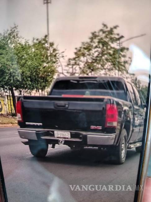 $!En la caja del vehículo se encontraron seis baterías automotrices y un alternador sin comprobante de procedencia.