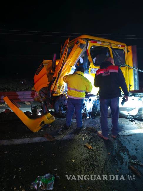 $!Peritos inician investigaciones para deslindar responsabilidades en el choque que dejó un joven conductor gravemente herido.